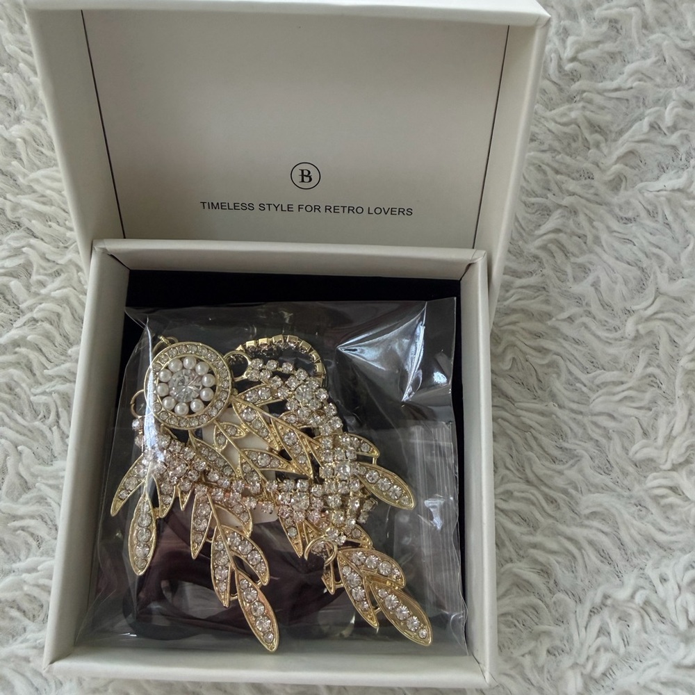 Rhinestone Studded Leaf Hairband Light Gold / Black
 BABEYOND ***NEW***